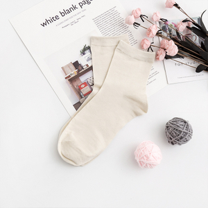 Los mejores calcetines de seda de las mujeres chinas del proveedor calcetines respirables blancos negros para todas las estaciones