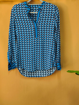 Las mujeres de encargo del OEM del logotipo imprimieron el botón azul encima de la blusa de seda para la venta al por mayor